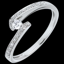 <a href=http://www.edenly.com/solitaires-accompagnes/bague-solitaire-accompagne-promise,692,4.html style=color:#fff;text-decoration:none;><u>Bague Solitaire accompagné Promise or blanc diamant</u><br><br><b>560 €</b></a>