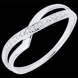 <a href=http://www.edenly.com/bagues-fines/bague-marina-or-blanc-18k,628,7.html?liste_cat=6X7X8X32X33X35 style=color:#fff;text-decoration:none;><u>Bague Marina or blanc et diamant</u><br><br><strike>350 €</strike> (-34%) <b style=color:#FF9999;>230 €</b></a>