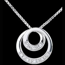 <a href=http://www.edenly.com/collier-moderne/collier-zephir-or-diamant,700,16.html style=color:#fff;text-decoration:none;><u>Collier Zephir or blanc et diamant</u><br><br><strike>300 €</strike> (-30%) <b style=color:#FF9999;>210 €</b></a>
