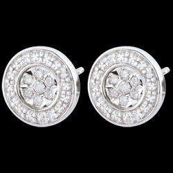 <a href=http://es.edenly.com/pendientes-cortos/pendientes-elsa-22-diamantes,2512,22.html?url=pendientes&liste_cat=20X22X24X23X38X44 style=color:#fff;text-decoration:none;>Pendientes Elsa - 22 diamantes <br><b style=color:#FFE492;>240 €</b> (-31%) </a>
