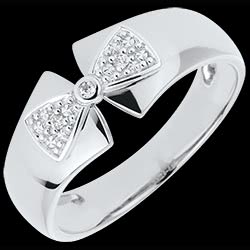 <a href=http://www.edenly.com/bagues-larges/bague-noeud-amelia-or-blanc,695,8.html style=color:#fff;text-decoration:none;><u>Bague Noeud Amélia or blanc</u><br><br><strike>390 €</strike> (-33%) <b style=color:#FF9999;>260 €</b></a>