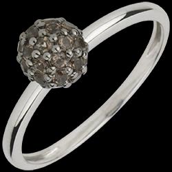 <a href=http://it.edenly.com/collezione-scintillio-di-colori/anello-sfera-oro-bianco-quarzo-fume,1706,129.html?url=collezione-scintillio-di-colori&liste_cat=129 style=color:#fff;text-decoration:none;>Anello Sfera oro bianco e quarzo fum� <br><b style=color:#FFE492;>220 €</b> (-29%) </a>