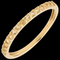 <a href=http://it.edenly.com/collezione-scintillio-di-colori/anello-una-fila-oro-giallo-citrino-giallo,1722,129.html?url=collezione-scintillio-di-colori&liste_cat=129 style=color:#fff;text-decoration:none;>Anello una fila oro giallo e citrino giallo <br><b style=color:#FFE492;>140 €</b></a>