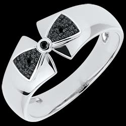 <a href=http://www.edenly.com/bagues-larges/bague-noeud-amelia-or-blanc-diamants-noirs,758,8.html style=color:#fff;text-decoration:none;><u>Bague Noeud Amélia or blanc et diamants noirs</u><br><br><strike>380 €</strike> (-32%) <b style=color:#FF9999;>260 €</b></a>