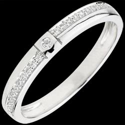<a href=http://www.edenly.com/solitaires-accompagnes/anneau-diamante-mille-merveilles,1790,4.html?liste_cat=2X3X4X5X12 style=color:#fff;text-decoration:none;><u>Anneau diamant� Mille Merveilles</u><br><br><strike>350 €</strike> (-29%) <b style=color:#FF9999;>250 €</b></a>