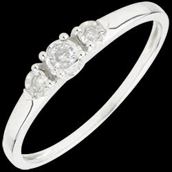 <a href=http://www.edenly.com/trilogies/bague-trilogie-premiere-etoile,1756,5.html?liste_cat=2X3X4X5X12 style=color:#fff;text-decoration:none;><u>Bague Trilogie Premi�re Etoile</u><br><br><strike>590 €</strike> (-29%) <b style=color:#FF9999;>420 €</b></a>