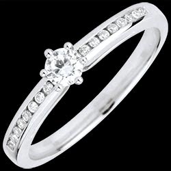 <a href=http://www.edenly.com/solitaires-accompagnes/bagues-solitaire-divine-griffes-9k,1472,4.html?url=bague-fiancaille&liste_cat=2X3X4X5X12 style=color:#fff;text-decoration:none;>Bagues Solitaire Divine 6 griffes - diamant 0.16 carat  <br><b style=color:#FFE492;>650 €</b> (-40%) </a>