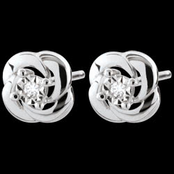<a href=http://es.edenly.com/pendientes-cortos/pendientes-florecita,2425,22.html?url=pendientes&liste_cat=20X22X24X23X38X44 style=color:#fff;text-decoration:none;>Pendientes Florecita <br><b>130 €</b></a>