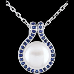 <a href=http://it.edenly.com/collane-moderne/ciondolo-adelie-perle-zaffiri,2298,16.html?url=ciondoli-collane&liste_cat=14X15X16X42X29X39 style=color:#fff;text-decoration:none;>Ciondolo Ad�lie - perle e zaffiri  <br><b style=color:#FFE492;>270 €</b> (-25%) </a>