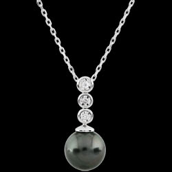 <a href=http://it.edenly.com/collane-moderne/collana-trilogia-su-perla-diamanti,2452,16.html?url=ciondoli-collane&liste_cat=14X15X16X42X29X39 style=color:#fff;text-decoration:none;>Collana trilogia su perla - 3 diamanti <br><b style=color:#FFE492;>350 €</b> (-29%) </a>