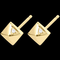 <a href=http://es.edenly.com/pendientes-cortos/pendientes-diamantes-brutos-9k-amarillo,385,22.html?url=pendientes&liste_cat=20X22X24X23X38X44 style=color:#fff;text-decoration:none;>Pendientes diamantes brutos - Oro amarillo <br><b style=color:#FFE492;>120 €</b> (-20%) </a>