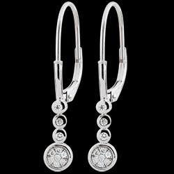 <a href=http://es.edenly.com/pendientes-largos/pendientes-diamantes-irisa,2606,24.html?url=pendientes&liste_cat=20X22X24X23X38X44 style=color:#fff;text-decoration:none;>Pendientes diamantes Irisa <br><b style=color:#FFE492;>460 €</b> (-46%) </a>
