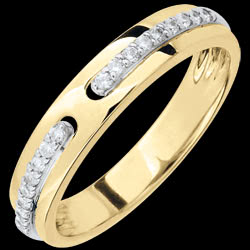 <a href=http://www.edenly.com/bagues-fines/bague-promesse-feerique-diamant-or-jaune-grand-modele,2687,7.html?url=bagues&liste_cat=6X7X8X32X33X35X43 style=color:#fff;text-decoration:none;>Bague Promesse f�erique - or jaune et diamants - grand mod�le <br><b style=color:#FFE492;>590 €</b> (-41%) </a>